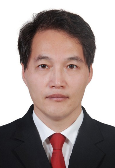 说明: A person in a suitDescription automatically generated with low confidence